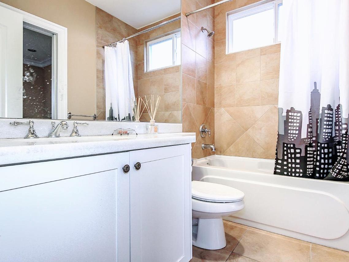 Vancouver Luxury Homestay Richmond Exterior photo